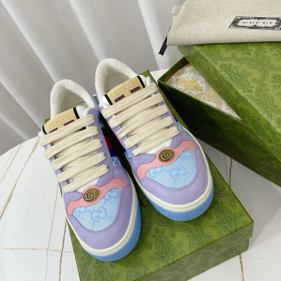 Ex-factory price: 540💰 GUCCI Gucci's newly upgraded back cover lining, top-notch old dirty shoes, classic casual sports shoes for couples, retro sneakers and old G family dirty shoes, updated at the counter simultaneously! ①The shoe upper has the same water-based edge coating process as the original version⚠️The ordinary oil edges on the market have a strong glue feel and are easy to fall off! Grade A first-layer nubuck leather (with pores)/matching computer embroidered double G cloth, high-density terry velvet lining. ② A PVC transparent small round mark sealing line is added to the details of the midsole. The mold is opened six times and the jewelry craftsmanship is used to customize the two-color double G buckle, striving to be the same as the original version. A pair of buttons is more than three times more expensive than ordinary buckles on the market. ③An old two-color washable label, the chip is placed on the outer waist of the right foot, the entire shoe is completely hollowed out with rubber technology, TUP material (rubber to distinguish the market) with the latest green packaging from the counter, 3D printed handbag, and a pair of shoelaces. There is no pressure when entering and exiting the counter. You can buy a 1:1 accurate replica of the original version and modify and upgrade it repeatedly. The details are perfectly restored, the materials are all customized, and they are truly top-notch. Please look at the details clearly to identify the quality. Upper: First-layer frosted cowhide/embroidered double G cloth. Lining: original high-density velvet lining. Foot pads: original pearlescent sheepskin. Outsole: private molded vacuum TPU material. Packaging: original top-grade full set packaging at the counter. Shoe size: women's size 35-40, men's size 39-44 (men's size 38, 45🉑️customized, non-returnable)